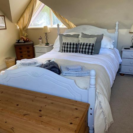 5 Charlton Mill Way B&B Чичестер Экстерьер фото