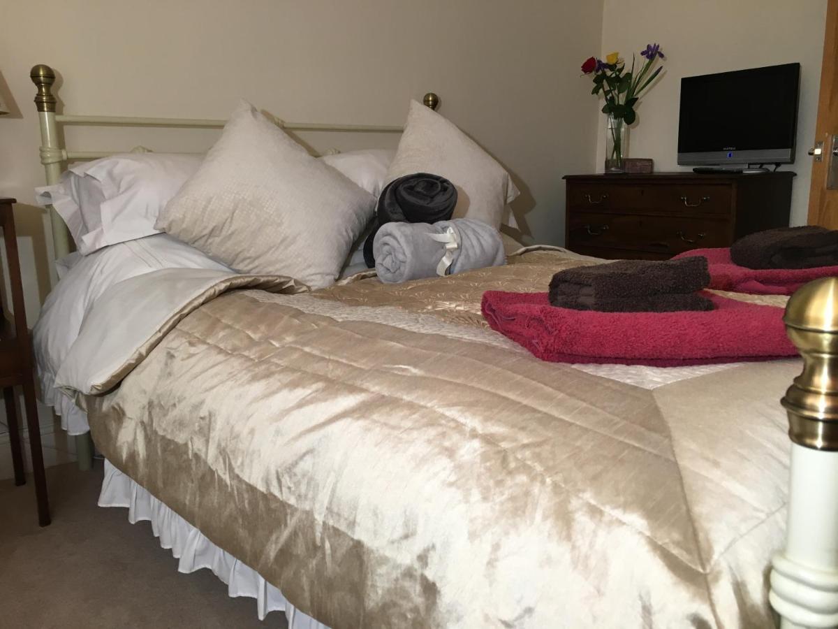 5 Charlton Mill Way B&B Чичестер Экстерьер фото