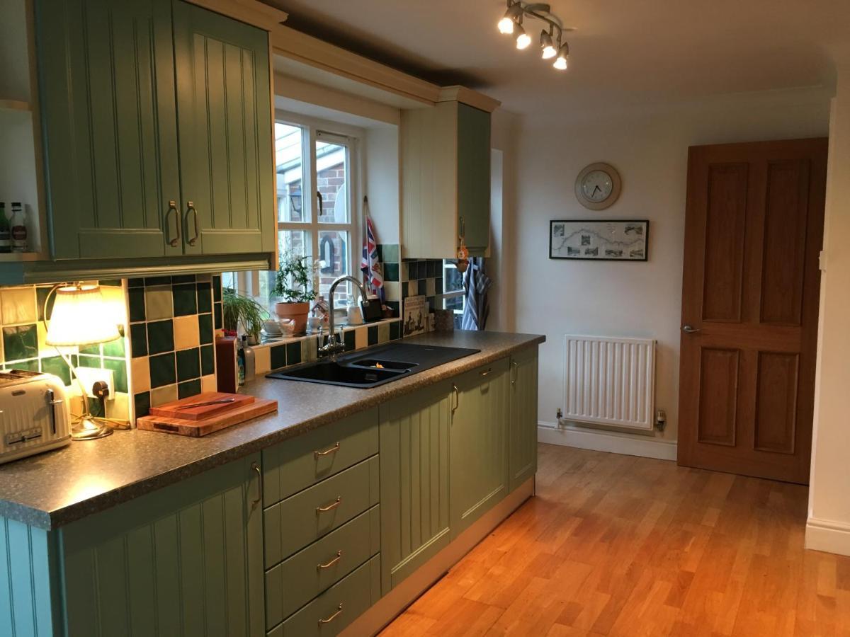 5 Charlton Mill Way B&B Чичестер Экстерьер фото