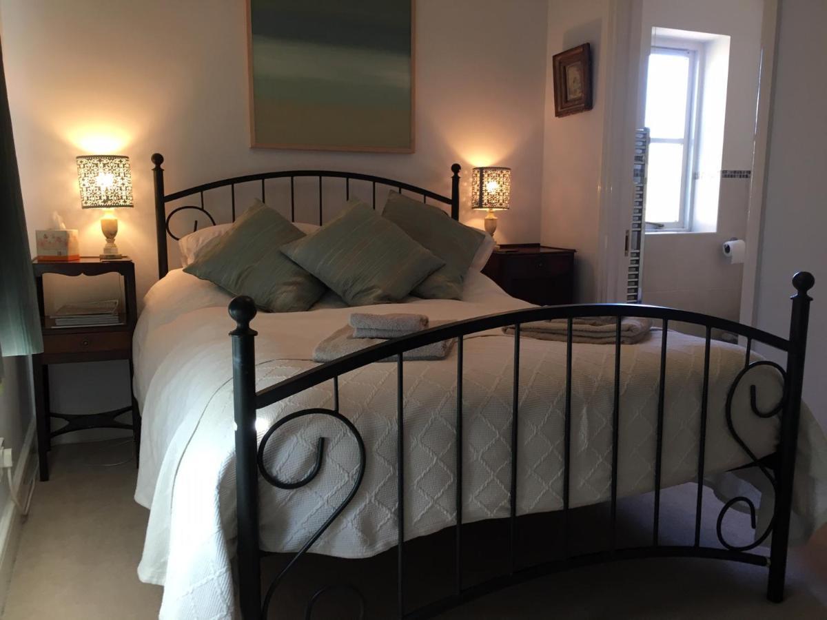 5 Charlton Mill Way B&B Чичестер Экстерьер фото