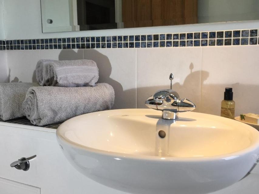 5 Charlton Mill Way B&B Чичестер Номер фото