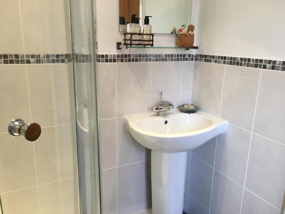 5 Charlton Mill Way B&B Чичестер Номер фото