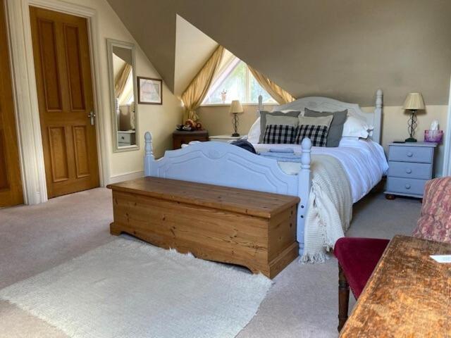 5 Charlton Mill Way B&B Чичестер Экстерьер фото
