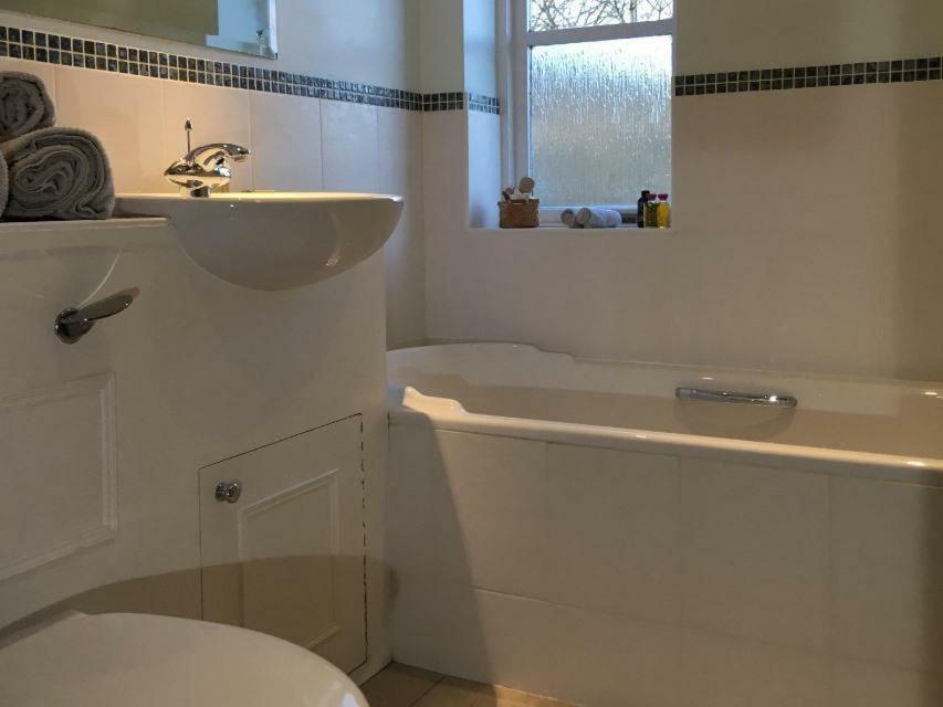 5 Charlton Mill Way B&B Чичестер Экстерьер фото
